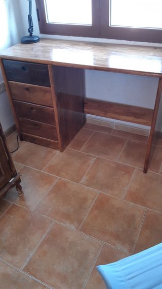 Escritorio de madera con cajonera