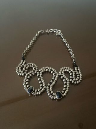 Collar plata y negro con piedras