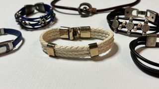 Lote de 5 pulseras y 1 collar