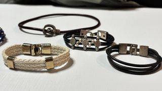 Lote de 5 pulseras y 1 collar