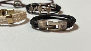 Lote de 5 pulseras y 1 collar