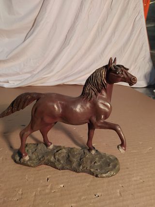 Figura de caballo marrón