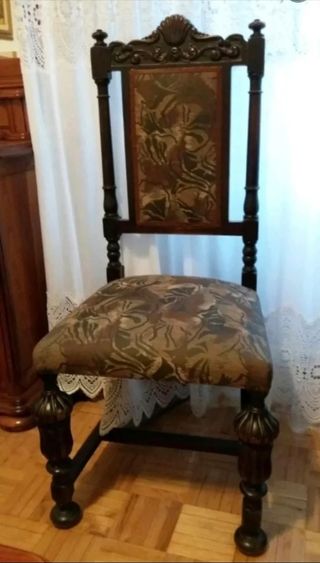 Silla antigua de madera y tela