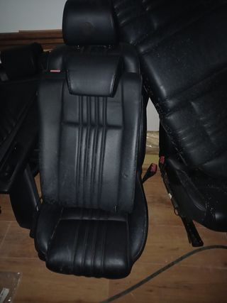 Asientos de coche de cuero negro