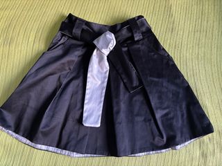 Falda negra con bolsillos y lazo estilo elegante M