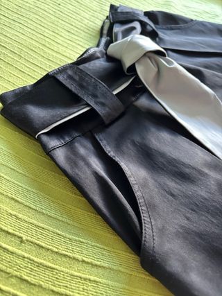 Falda negra con bolsillos y lazo estilo elegante M