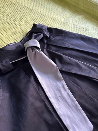Falda negra con bolsillos y lazo estilo elegante M