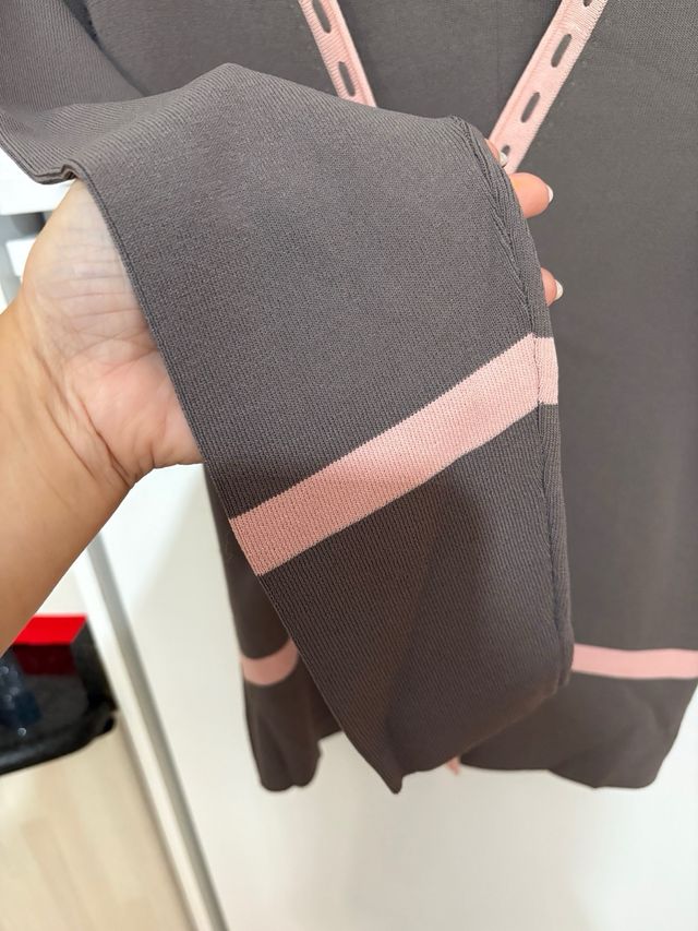 Chaqueta de punto gris con detalles rosas