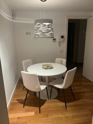 Mesa de comedor redonda + 4 sillas