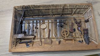 Miniatura casa rustica con attrezzi vintage