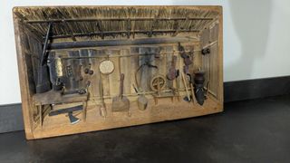 Miniatura casa rustica con attrezzi vintage