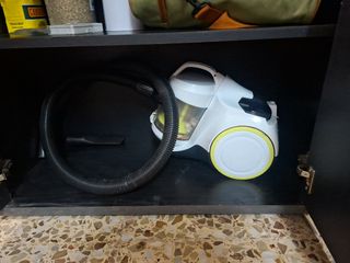 Aspiradora blanca con manguera