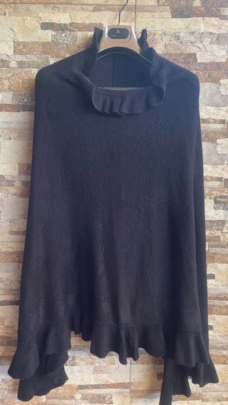 Poncho negro relieve flores