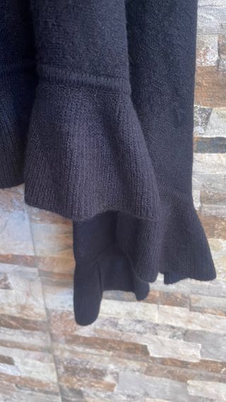 Poncho negro relieve flores