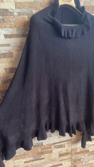 Poncho negro relieve flores