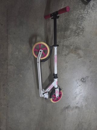 Patinete Decathlon blanco y rosa