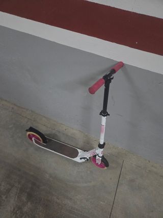 Patinete Decathlon blanco y rosa