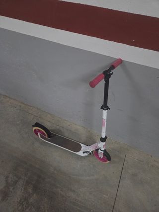 Patinete Decathlon blanco y rosa