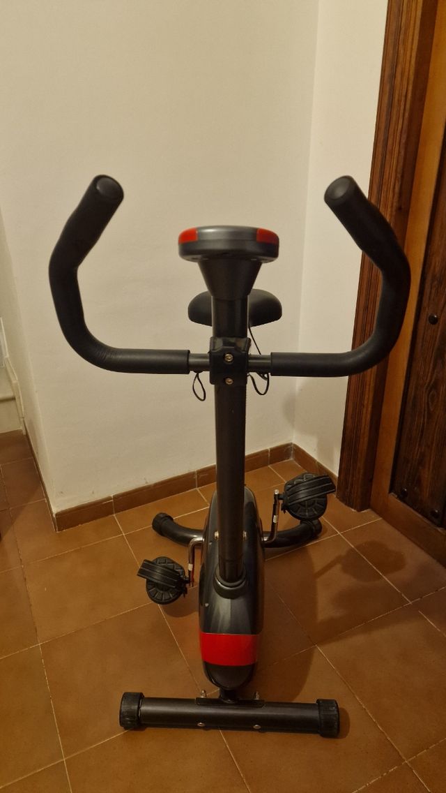 Bicicleta Estática Negra y Roja