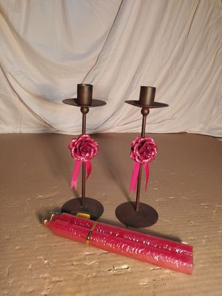 Candelabros de metal con rosas y cintas