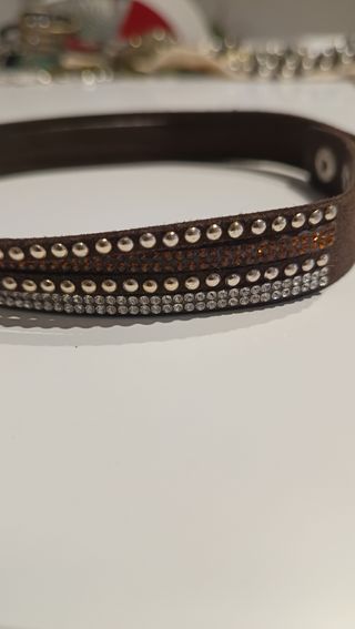 Pulsera marrón y plateada con tachuelas