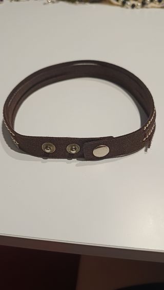 Pulsera marrón y plateada con tachuelas