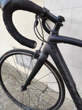 Bicicleta de carretera Specialized negra.