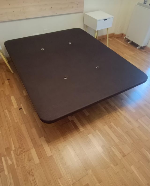 Base de colchón tapizada. 6 patas,altura 30cm.