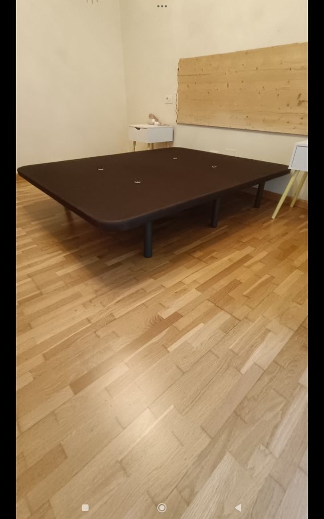 Base de colchón tapizada. 6 patas,altura 30cm.