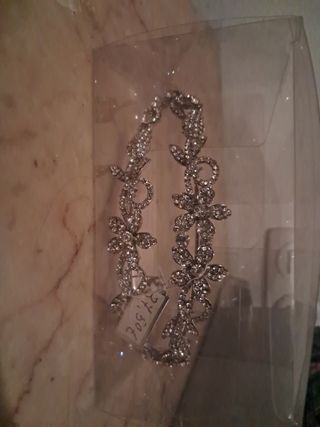 Tiara de flores con pedrería