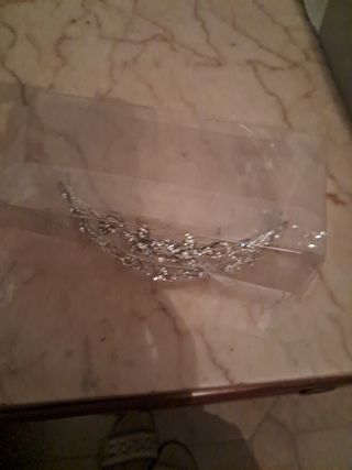 Tiara de flores con pedrería