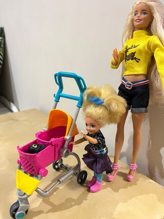 Barbie con carrito y bebé