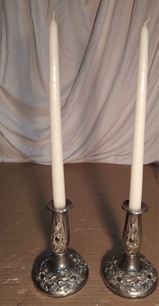 Candelabros plateados con velas