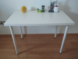Mesa de estudio blanca de madera
