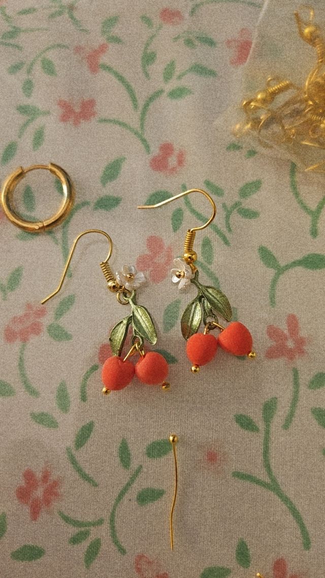 Pendientes dorados con diseño de frutas