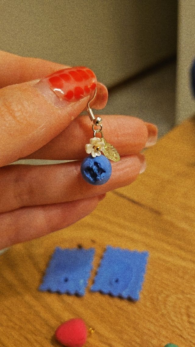 Pendientes dorados con diseño de frutas