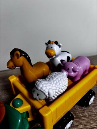 Tractor con remolque y animales.