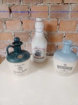 Bottiglie di whisky in ceramica Long John e Claymore