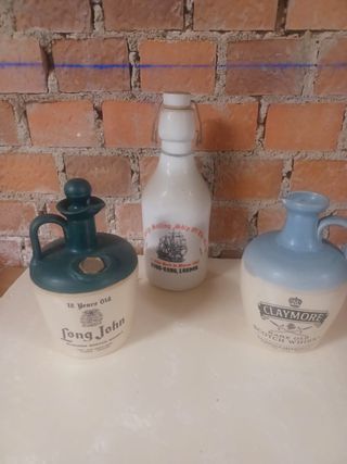 Bottiglie di whisky in ceramica Long John e Claymore