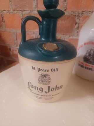 Bottiglie di whisky in ceramica Long John e Claymore
