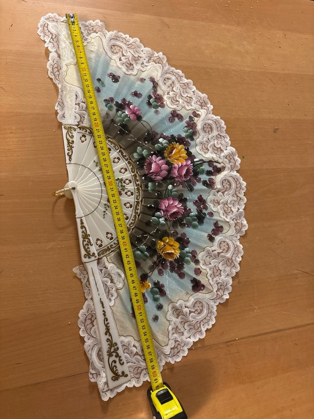 Ventaglio dipinto a mano con pizzo
