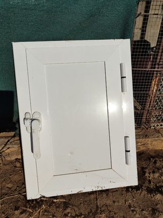 Puerta aluminio pequeña blanca