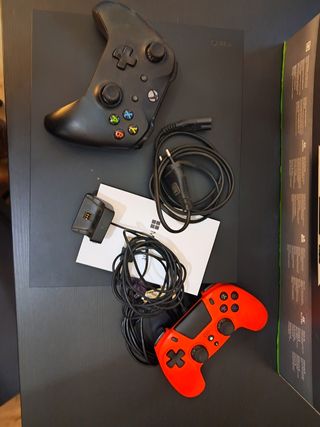 Xbox One X 1TB c/ 2 mandos (1 no original+1 juego