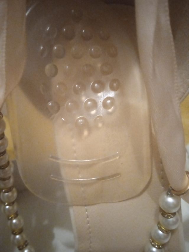 Sandalias Beige y Doradas con Perlas