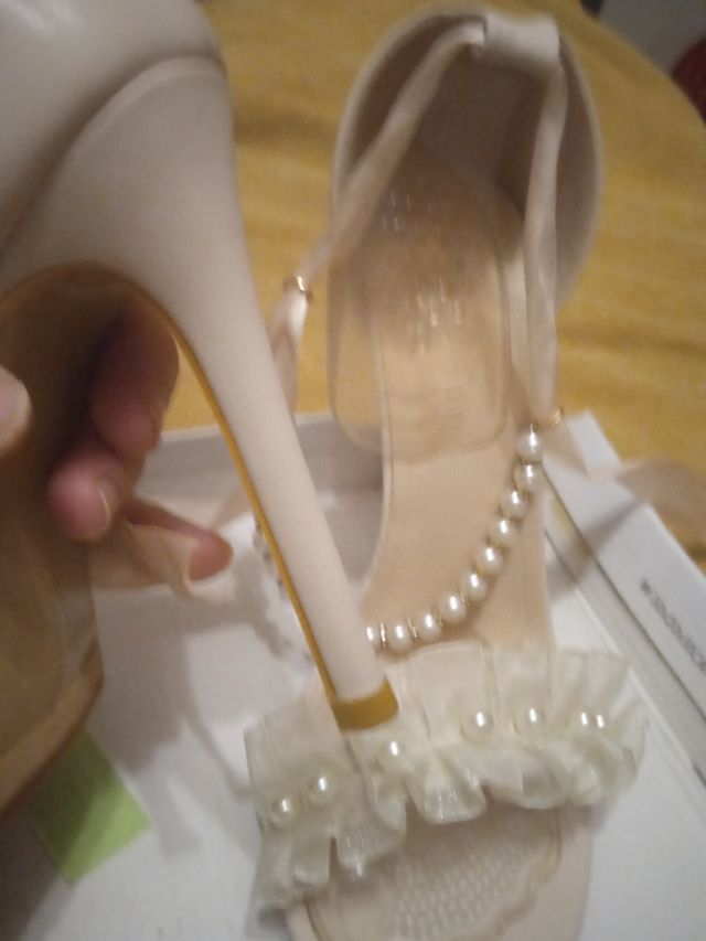 Sandalias Beige y Doradas con Perlas