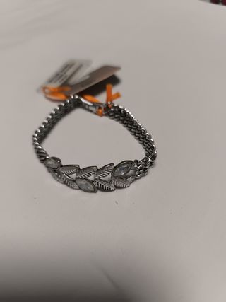 Pulsera plateada con hojas y cristales