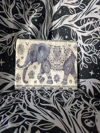 Bolso de mano con elefante morado