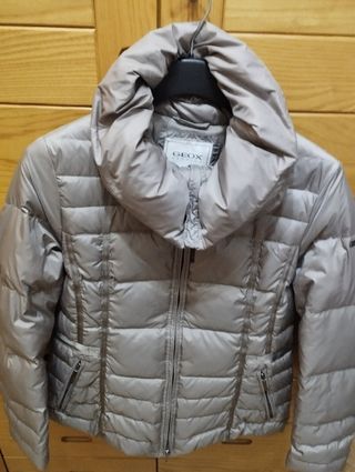 Abrigo corto de plumas gris