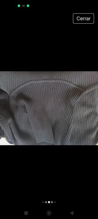 Jersey negro cuello vuelto
