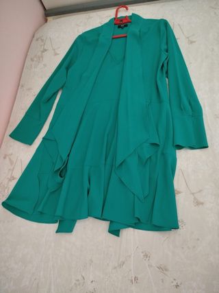 Vestido verde con cascada